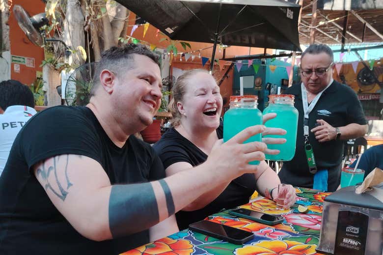 Brindando con una bebida azul