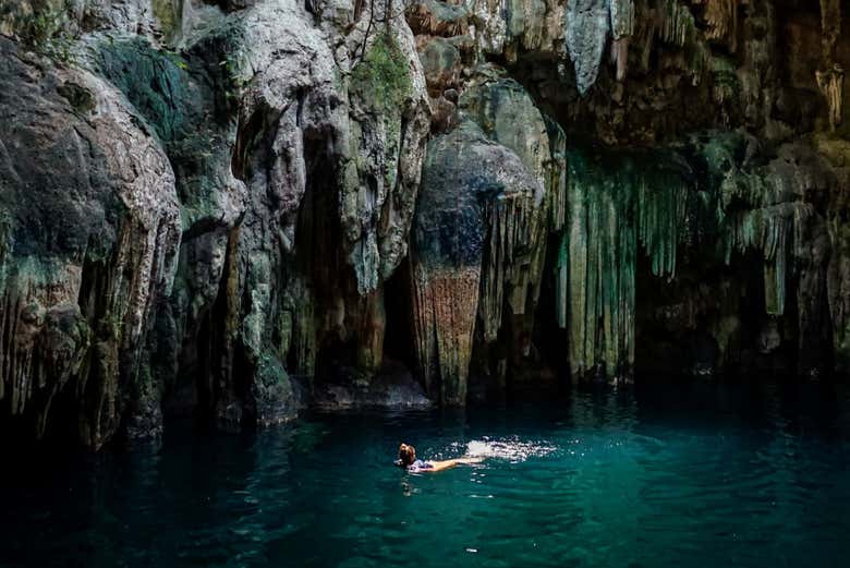 Nadando en la laguna del cenote