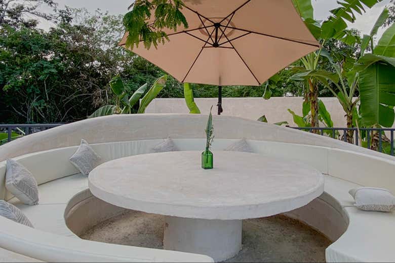 Una mesa donde tomar un tentempié 