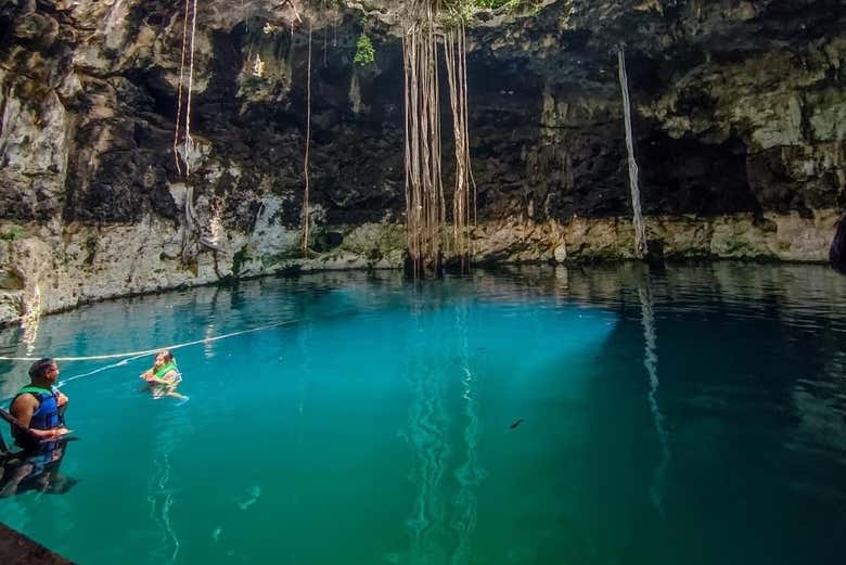 Cenote semiabierto en Homún