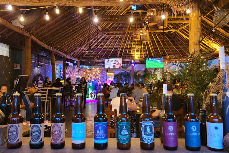 Cervejas de diferentes variedades em uma cantina