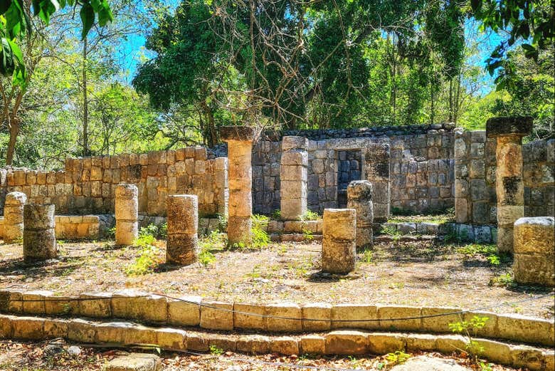 El bosque de columnas que representan a combatientes mayas
