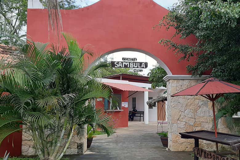 Entrée du cénote de Sambulá