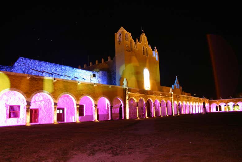 Disfrutando del espectáculo de luz y sonido en Izamal