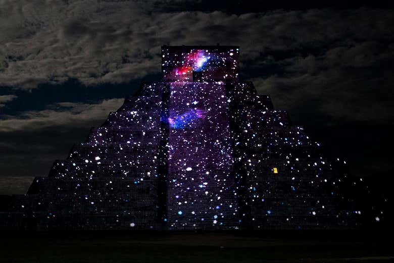 Admirando o show do templo de Kukulcán à noite