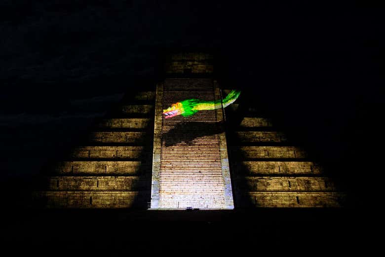 O templo de Kukulcán iluminado