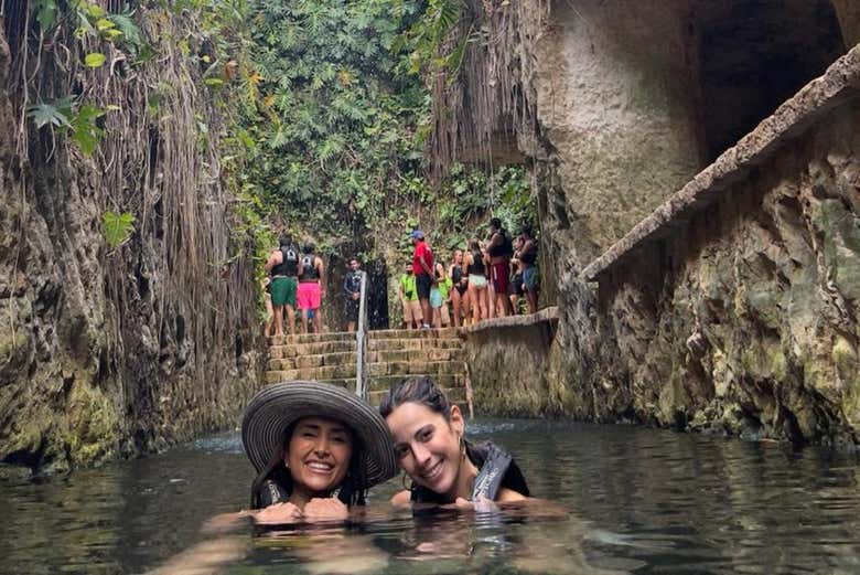 Nadando en sus majestuosos cenotes
