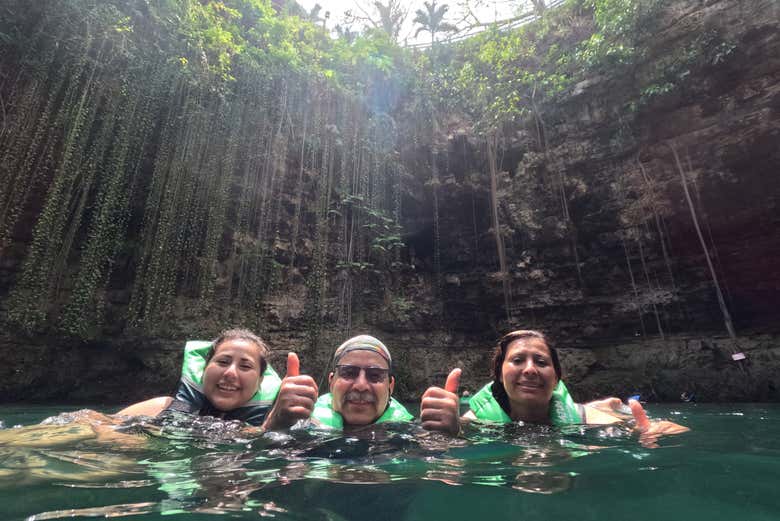 Nadando no cenote Xcajum