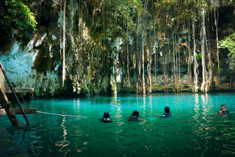 Un bagno nel cenote Sambulá