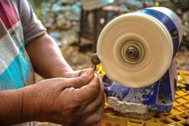 Aprendiendo de un artesano de joyería cocoyol