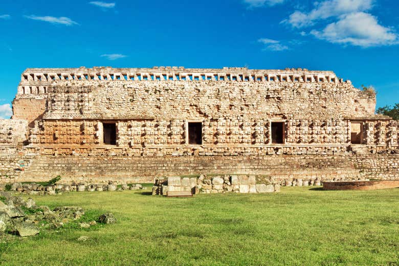 Recorriendo el yacimiento arqueológico de Kabáh