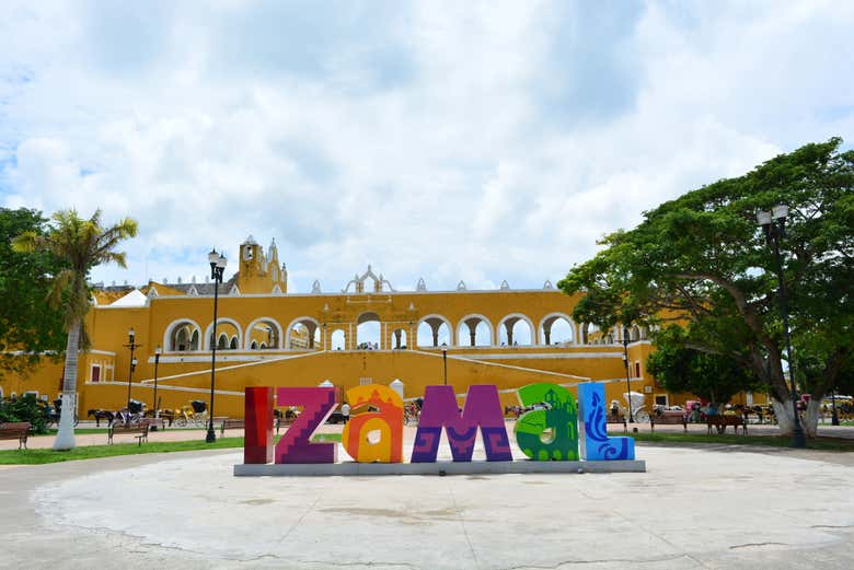 Unas coloridas letras con el nombre de Izamal