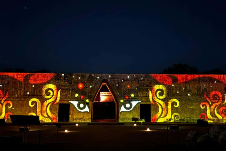 Una de las pirámides de Uxmal durante el espectáculo