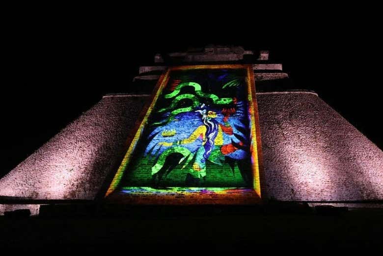 Una de las pirámides iluminadas