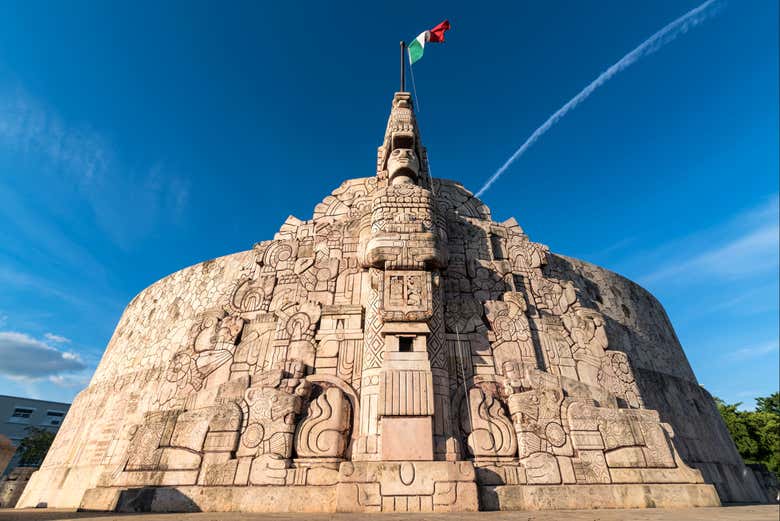 Observando los detalles del Monumento a la Patria