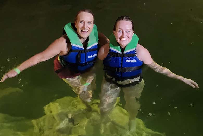 Nadando en las aguas de uno de los cenotes de Homún