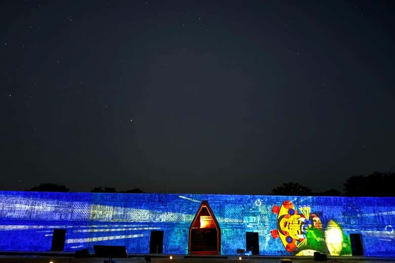 Viendo las figuras antropomorfas en el espectáculo