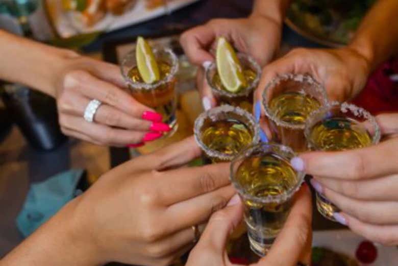 Degustando tequila di diversi sapori