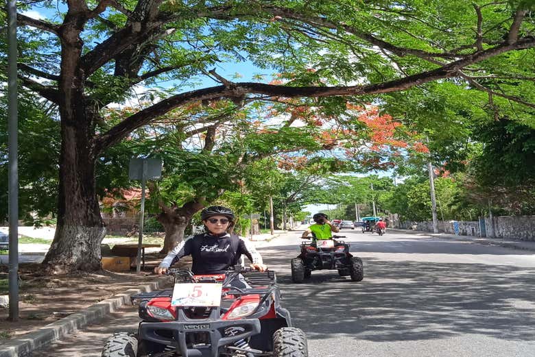 Percorra as ruas de um povoado maia