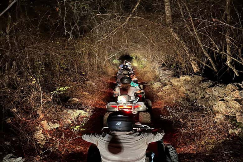 Percorrendo as trilhas noturnas de Acanceh