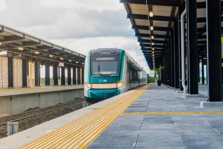 Tren Maya llegando a la estación de Cancún
