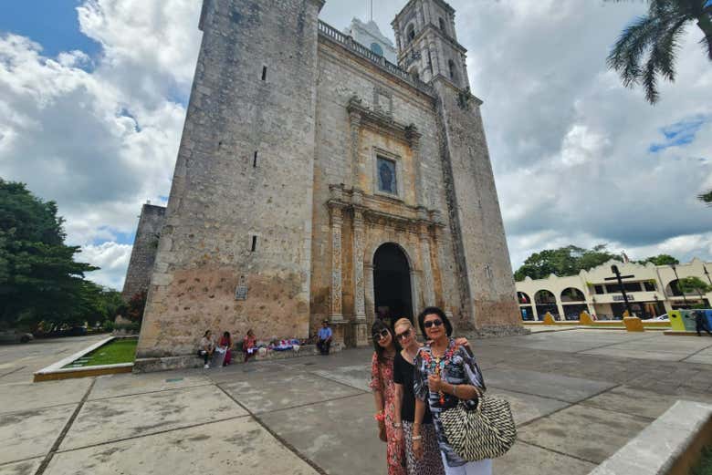 Frente a la iglesia de Valladolid