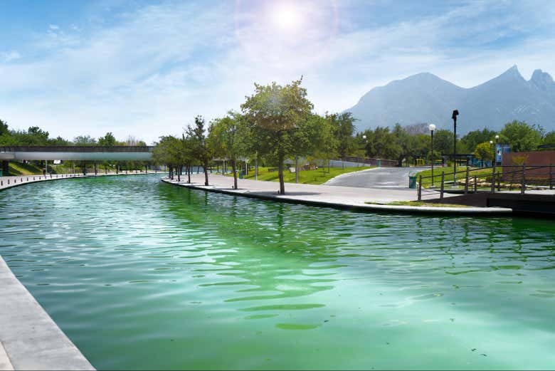 Aguas cristalinas del río artificial