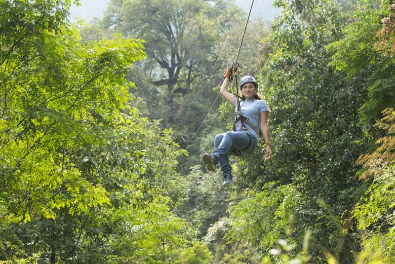 Deslizando de tirolesa