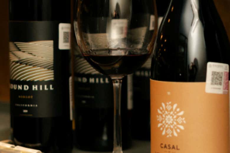 Botellas de vino preparadas para la degustación