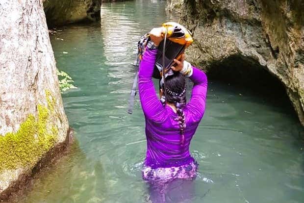 Atravesando el canón de agua cristalina
