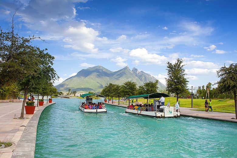 Barco recorriendo el río artificial 