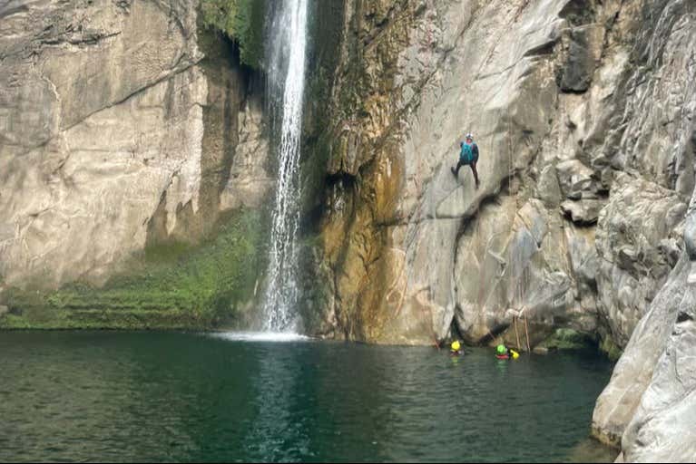 Practicando rápel junto a una de las cascadas de Matacanes