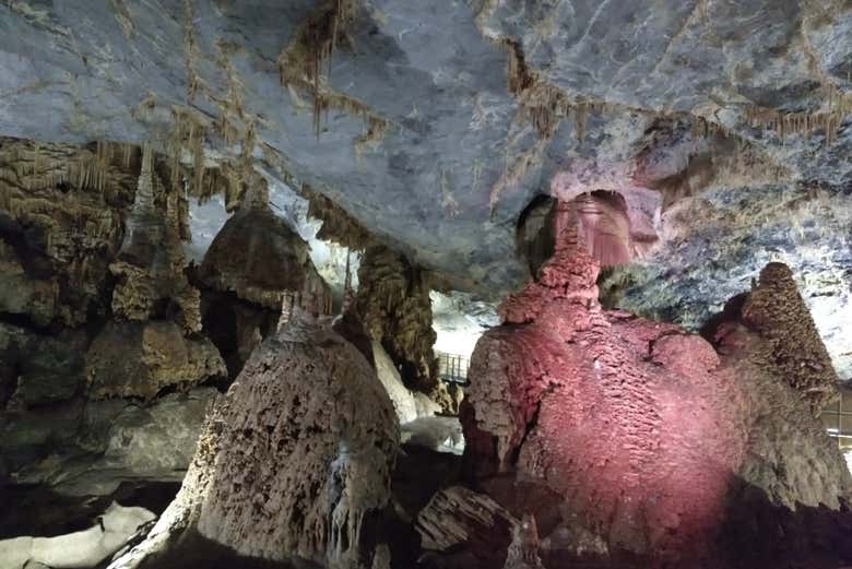 Você vai adorar as formações das cavernas de Bustamante