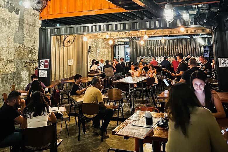 Interior de la cervecería Metapatio