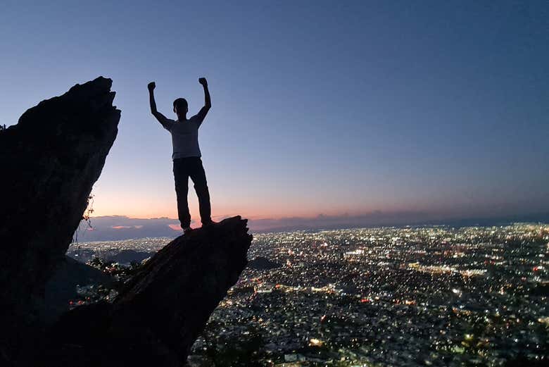 Admirando la ciudad de Monterrey iluminada