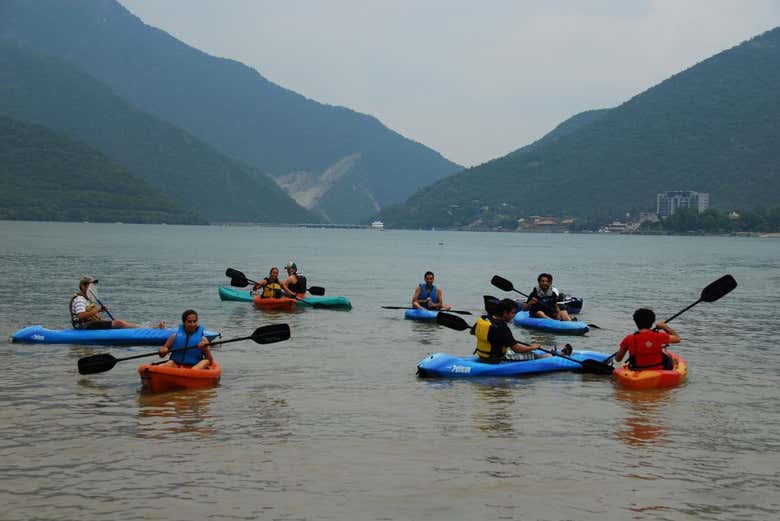 Personnes pagayant au barrage de La Boca