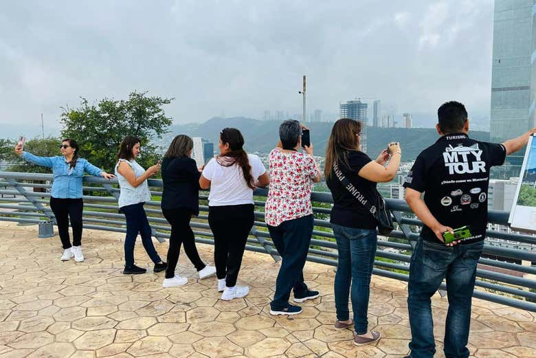 Observando a cidade do mirante