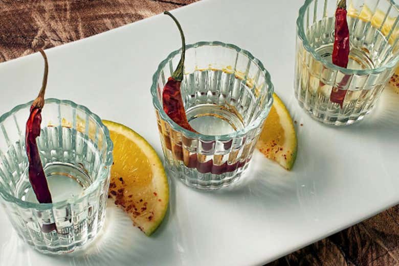 Vasos de mezcal preparados para la degustación