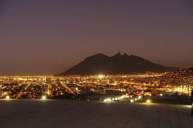 Bonitas vistas de la ciudad bajo la luz de la luna