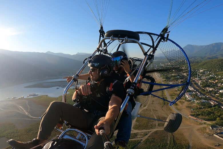 Paramotor sobrevoando Monterrey