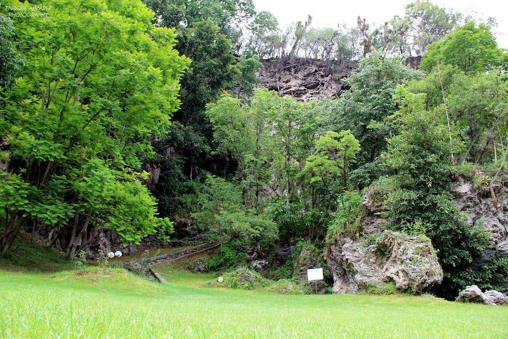 Balneário Rancho Viejo Los Azufres e grutas de Tziranda