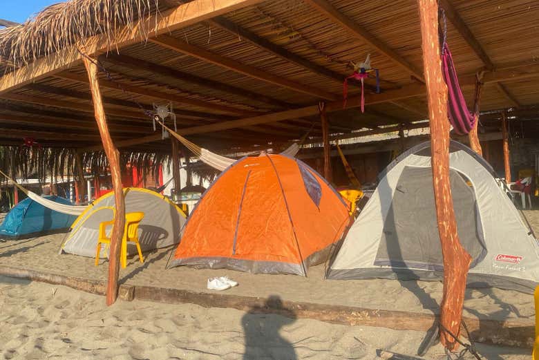 El campamento en la playa Las Peñas