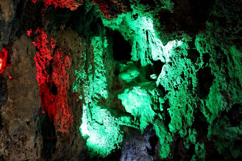 Dentro das grutas de Tziranda