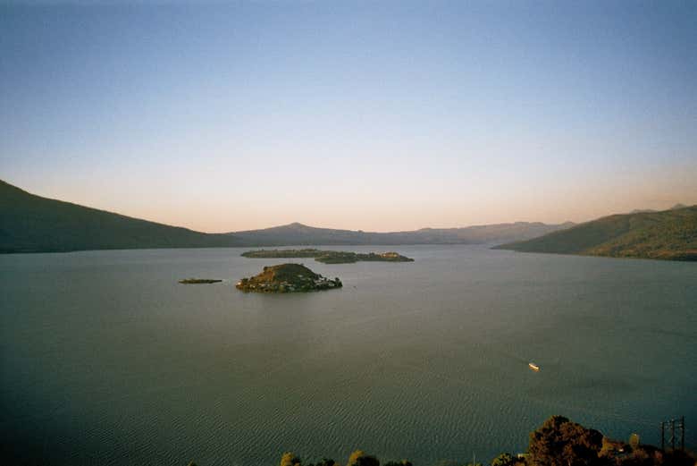 Islas Yunuén y Pacanda sobre el lago lago de Pátzcuaro