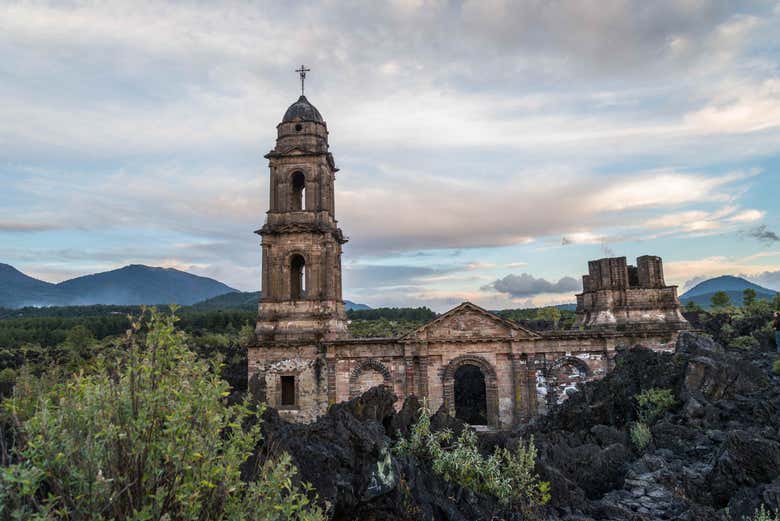 Fachada de la iglesia que quedó dañada por la erupción
