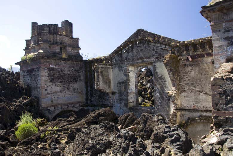 Ruinas de la iglesia de San Juan Parangaricutiro