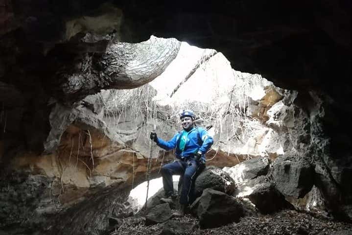 En el interior de una de las cuevas de Tiristarán