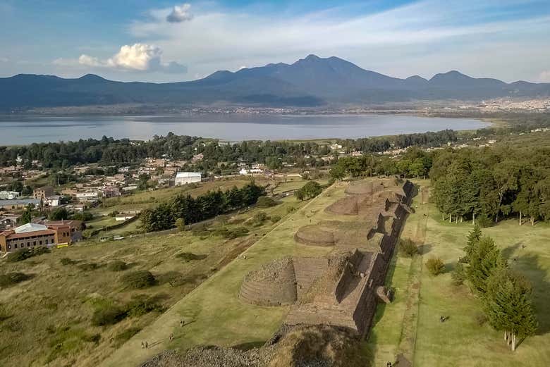Pueblo de Tzintzuntzan y vestigios
