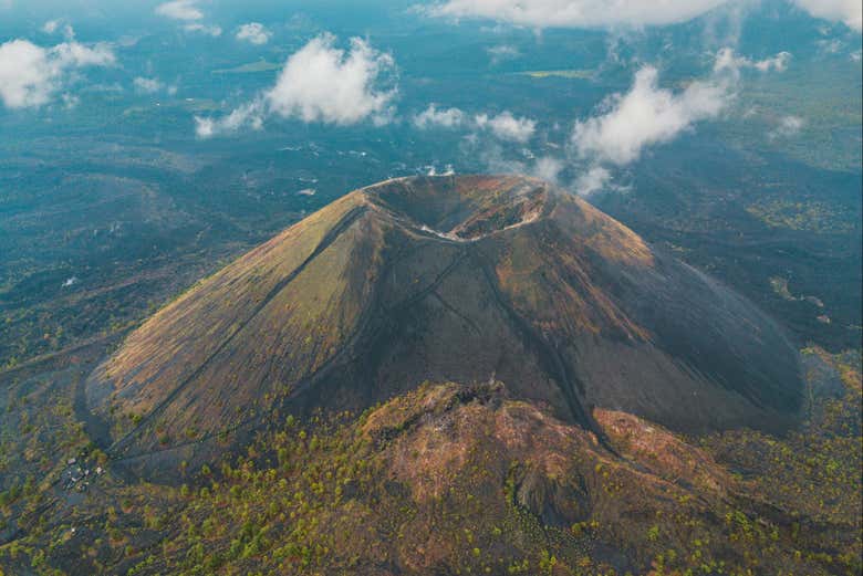 Cráter humeante del volcán Paricutín