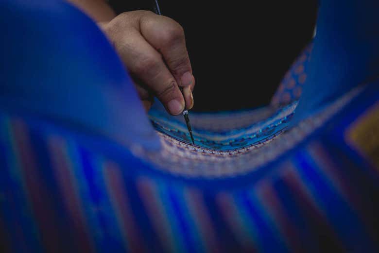 Pintando los detalles del alebrije